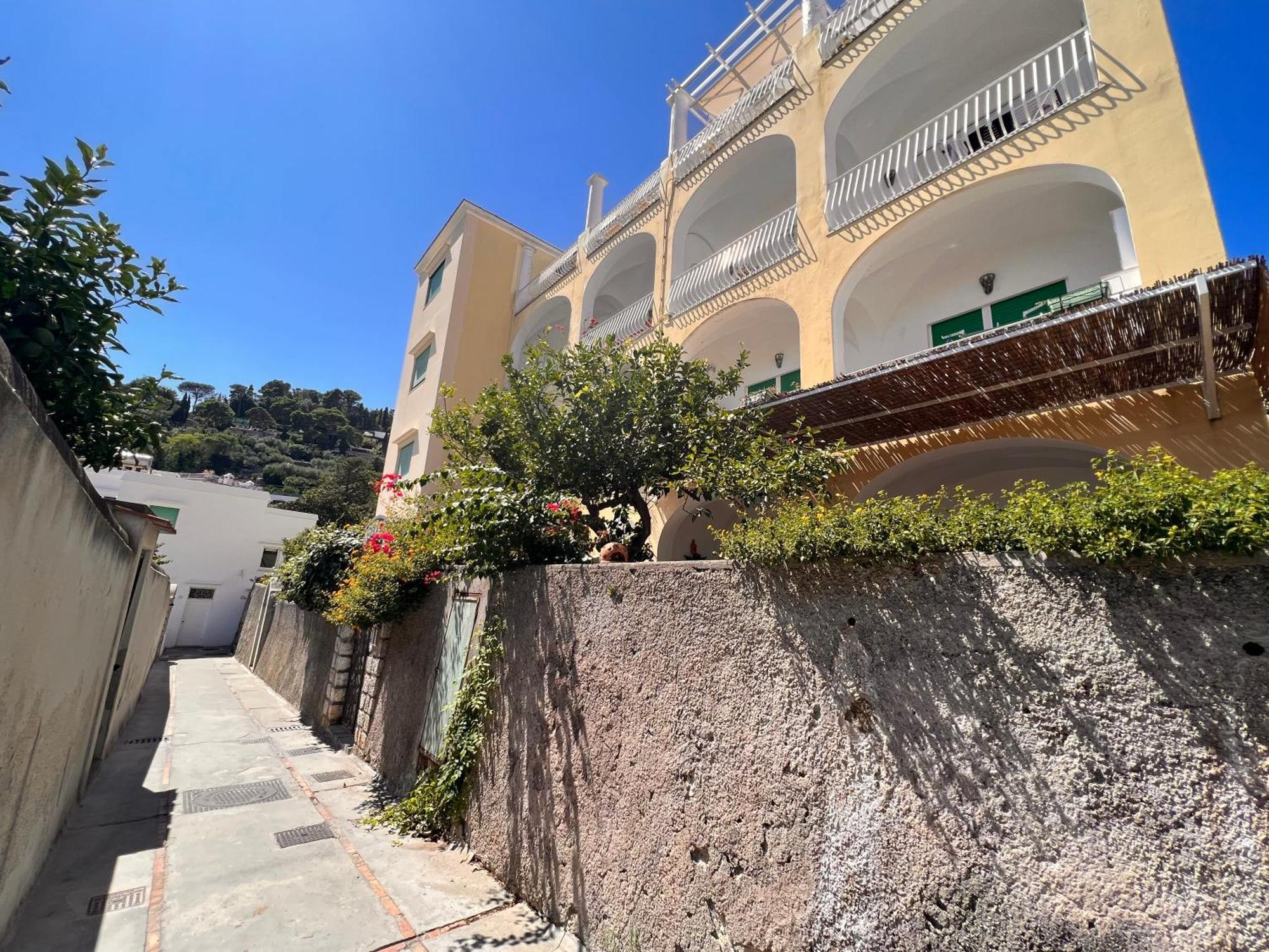Suite Apartment Capri Con Jacuzzi In Piazzetta Екстер'єр фото